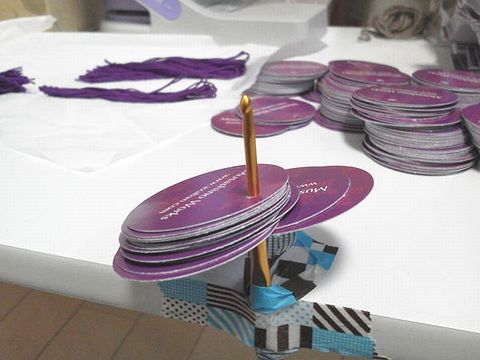 タグ作り(家内制手工業な仕事場風景)